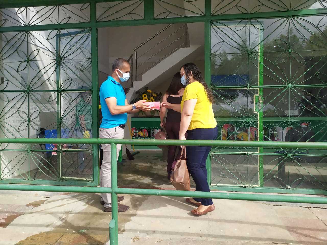 Camacã: Prefeito Paulo do Gás recebe funcionários com bombons
